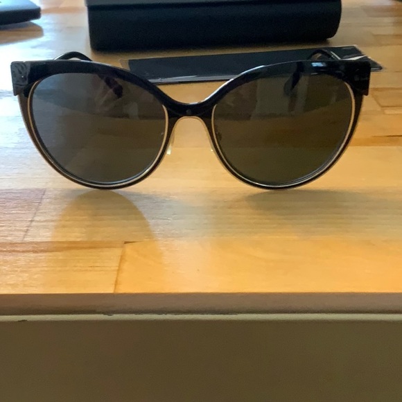 Burberry all inclusive sunglasses - Picture 10 of 12